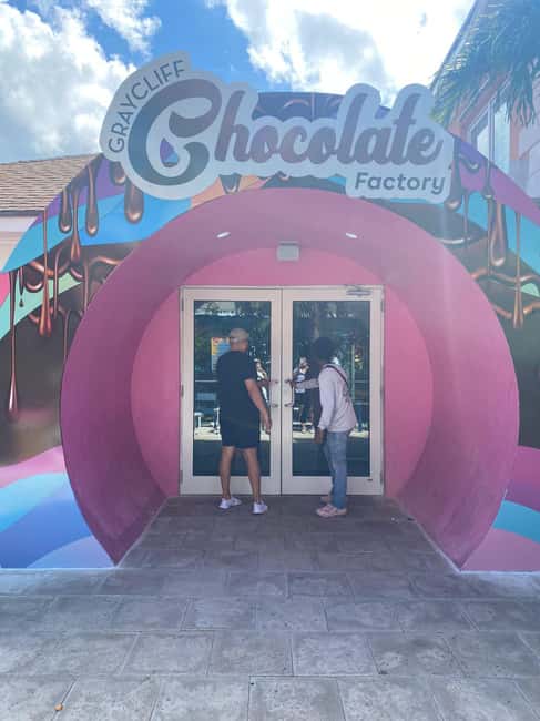 Image N°12 de Nassau : Visite culinaire en scooter électrique avec dégustation de mets et de boissons locales activité à Nassau, Bahamas, publiée par le prestataire
