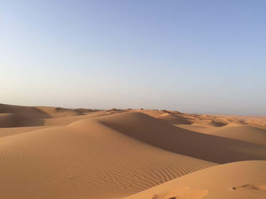 Immagine nº 1 di Da Muscat: Safari privato nel deserto, pernottamento e Wadi Khalid attività a Regione al-Sharqiyya, caricata dal fornitore
