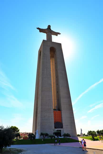 imagem n.10 de LISBOA: Passeios incríveis de Tuktuk com um guia local português atividade em Nazaré, Portugal, carregada pelo fornecedor