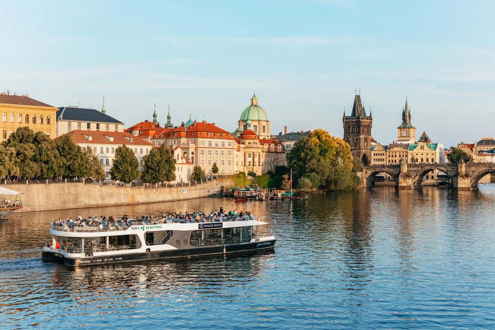 imagem n.1 de Praga: Cruzeiro noturno no rio Vltava com buffet atividade em República Tcheca, carregada pelo fornecedor