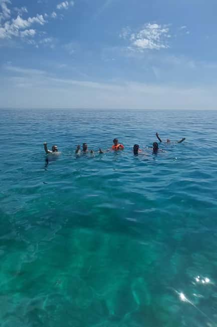 imagem n.43 de Sesimbra: Passeio de barco pelas baías e praias secretas com snorkeling atividade em Distrito de Lisboa, carregada pelo fornecedor