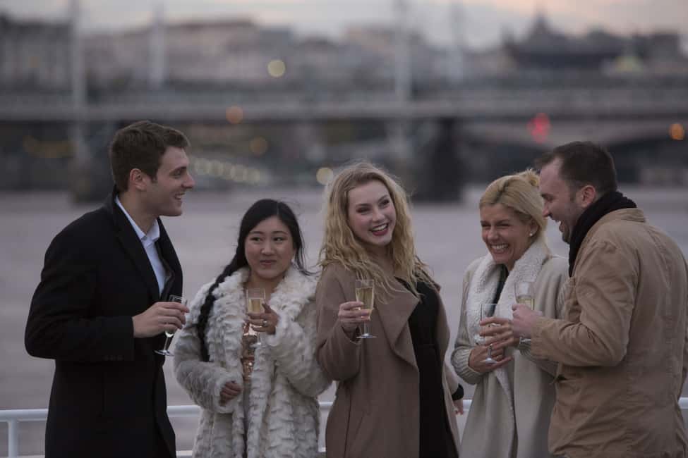 Image N°9 de Londres : Croisière nocturne sur la Tamise avec bulles et canapés activité à Royaume-Uni, publiée par le prestataire