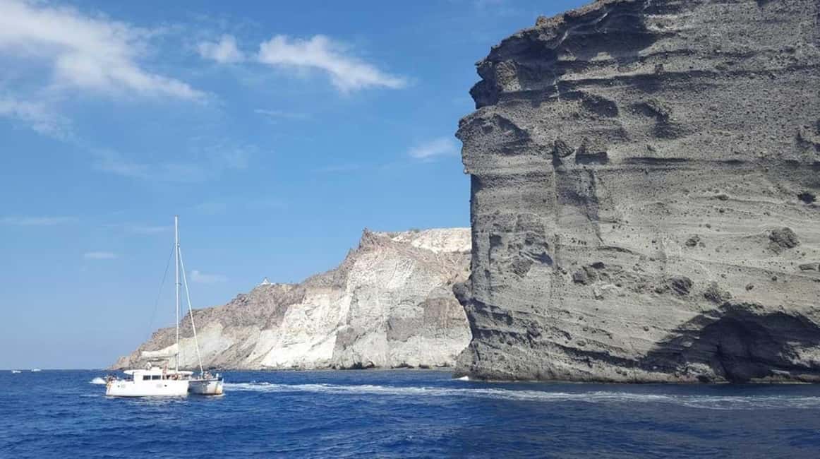 imagem n.16 de Santorini: Cruzeiro ao pôr do sol com jantar grego e transfer atividade em Cíclades, carregada pelo fornecedor