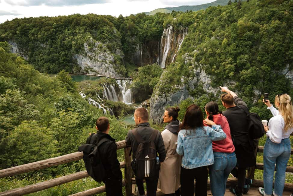 imagem n.2 de De Zagreb: Excursão ao Parque Nacional dos Lagos de Plitvice com ingressos atividade em Slunj, carregada pelo fornecedor