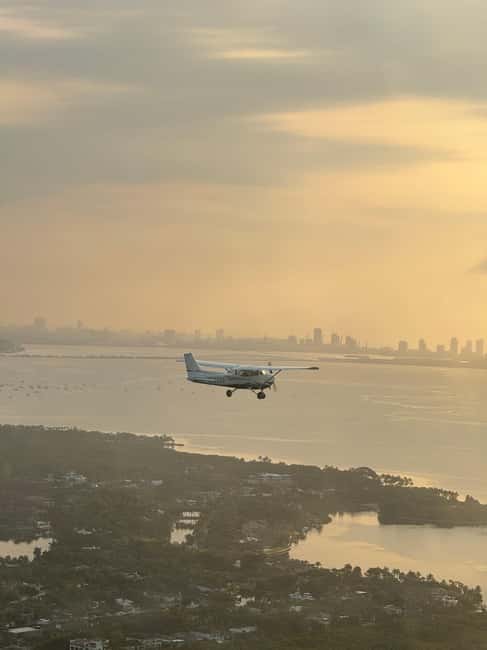 imagen n.º 13 de Miami Beach: Vuelo romántico privado al atardecer con champán actividad en Miami, subida por el proveedor