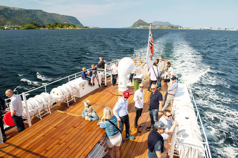 Image N°2 de Croisière dans le fjord Hjørundfjord aller-retour à partir d'Ålesund activité à comté de Møre og Romsdal, publiée par le prestataire