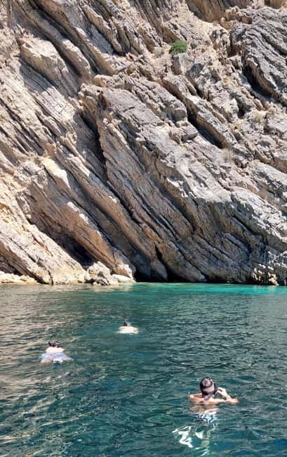 imagem n.31 de Sesimbra: Passeio de barco pelas baías e praias secretas com snorkeling atividade em Distrito de Lisboa, carregada pelo fornecedor