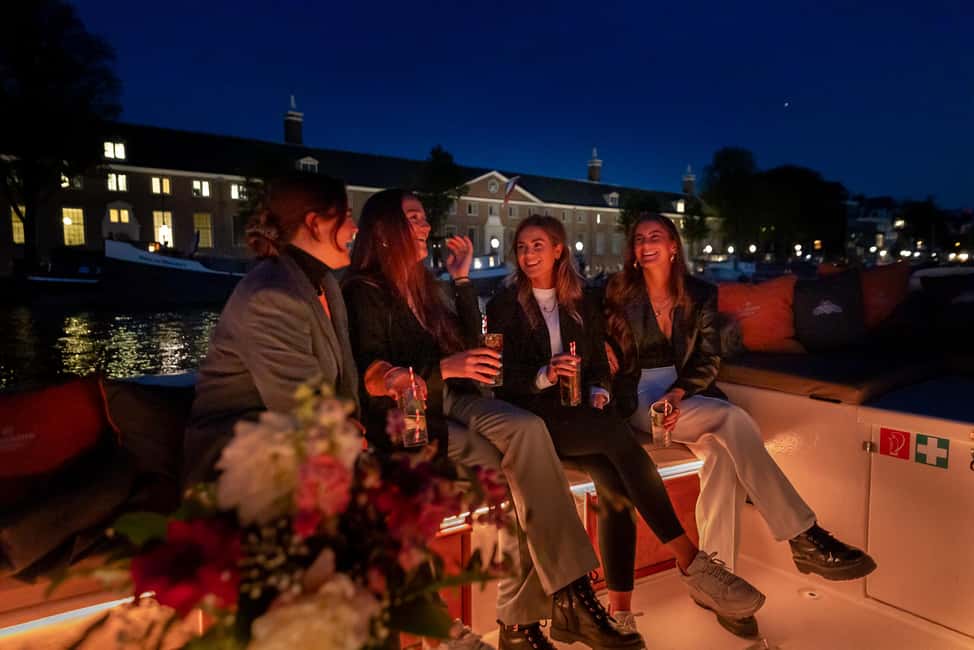 Image N°8 de Amsterdam : Croisière sur les canaux en soirée avec bar (ouvert) à bord activité à Amsterdam, publiée par le prestataire