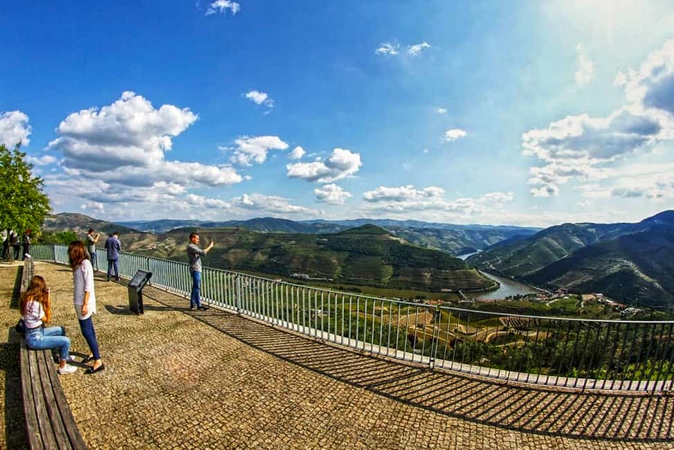 Image N°3 de Depuis Porto : Vallée du Douro avec vignobles, déjeuner et excursion en bateau activité à Région Nord, Portugal, publiée par le prestataire