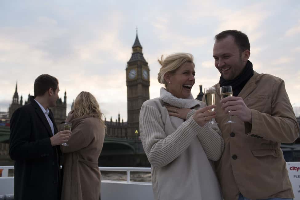 Image N°7 de Londres : Croisière nocturne sur la Tamise avec bulles et canapés activité à Royaume-Uni, publiée par le prestataire