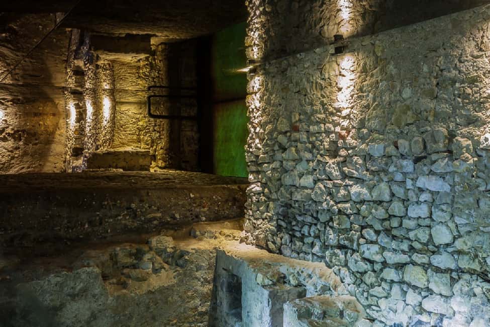 Immagine nº 3 di Cracovia: Tour guidato del Museo sotterraneo di Rynek, con salto di linea attività a Cracovia, caricata dal fornitore