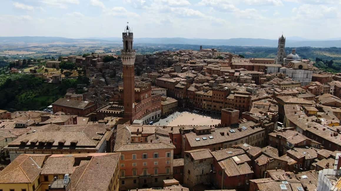Immagine nº 11 di Da Firenze: Siena privata, San Gimignano + degustazione vini attività a Siena, caricata dal fornitore
