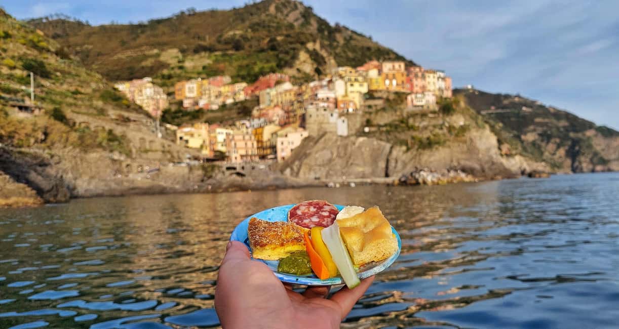 Immagine nº 8 di Cinque Terre: tour in barca al tramonto su un tradizionale gozzo ligure attività a Vernazza, caricata dal fornitore