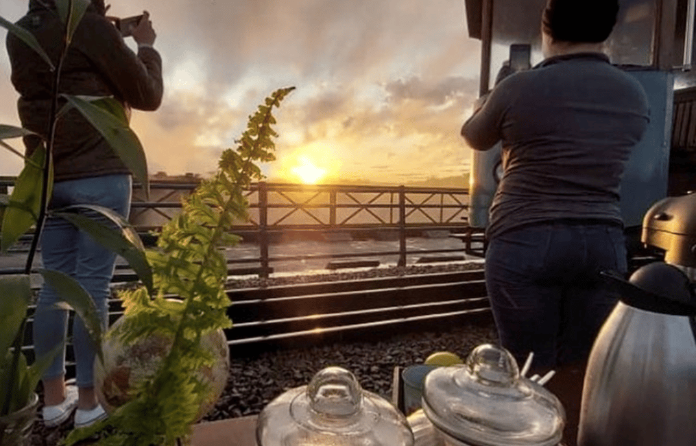 imagen n.º 3 de Cataratas Victoria: tranvía turístico actividad en Victoria Falls Town, subida por el proveedor