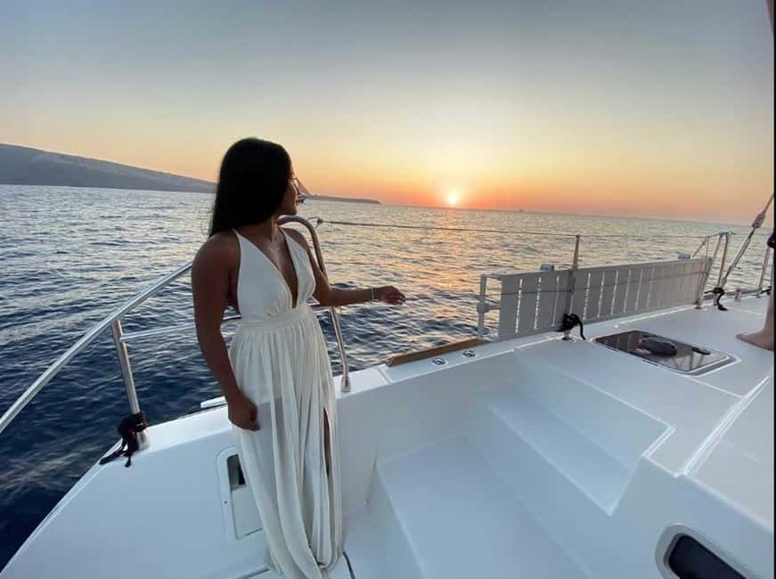 imagem n.18 de Santorini: Cruzeiro ao pôr do sol com jantar grego e transfer atividade em Cíclades, carregada pelo fornecedor