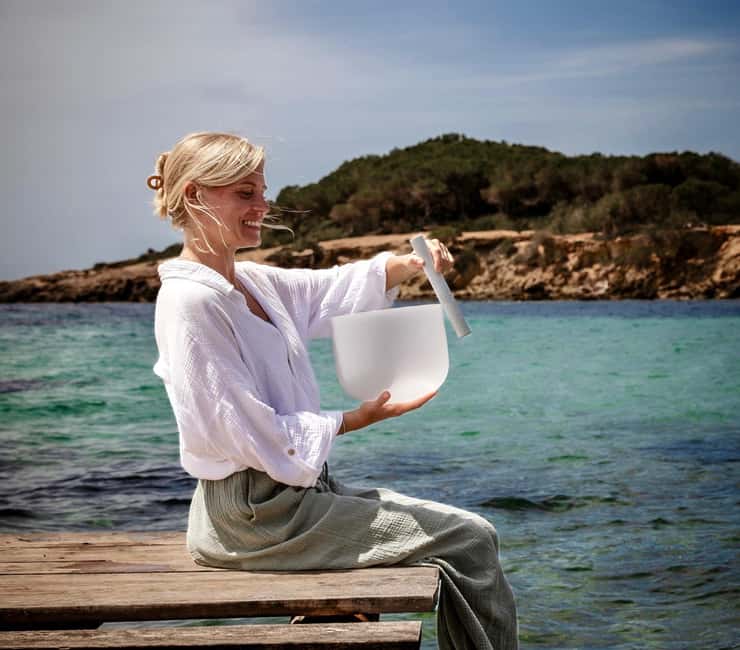 Image N°1 de Ibiza : bain sonore privé avec bols chantants et relaxation activité à Cala Llonga, publiée par le prestataire
