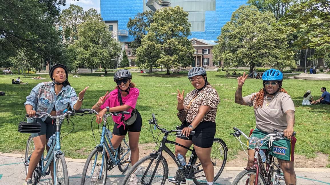 imagen n.º 2 de Toronto: Recorrido en bici de 3,5 horas por el corazón del centro de la ciudad actividad en Toronto, subida por el proveedor