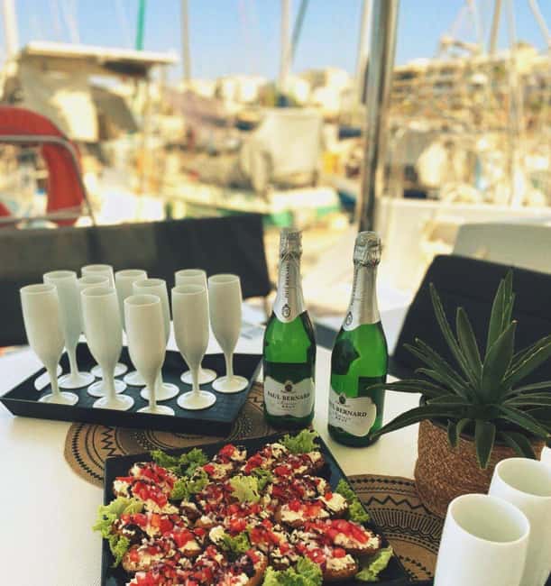 Immagine nº 3 di Rethymno: Crociera in catamarano al tramonto con vino e snack attività a Rethymno, caricata dal fornitore