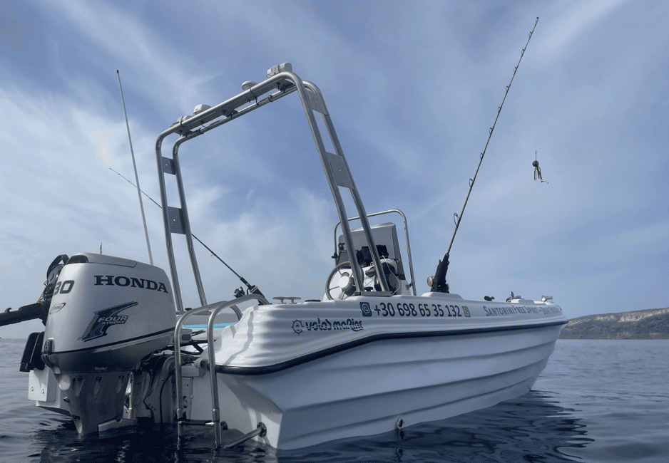 imagen n.º 7 de Santorini: Alquiler de barcos sin licencia con equipo de snorkel actividad en Fira, subida por el proveedor