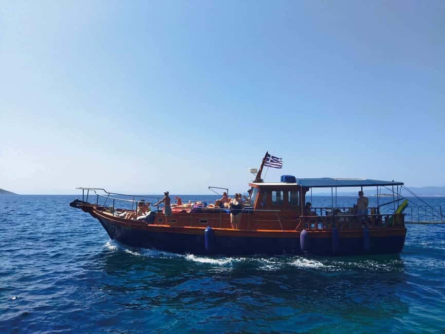 imagen n.º 2 de Skiathos: Crucero tradicional en barco con paradas para nadar y almuerzo actividad en Ciudad de Skiathos, subida por el proveedor