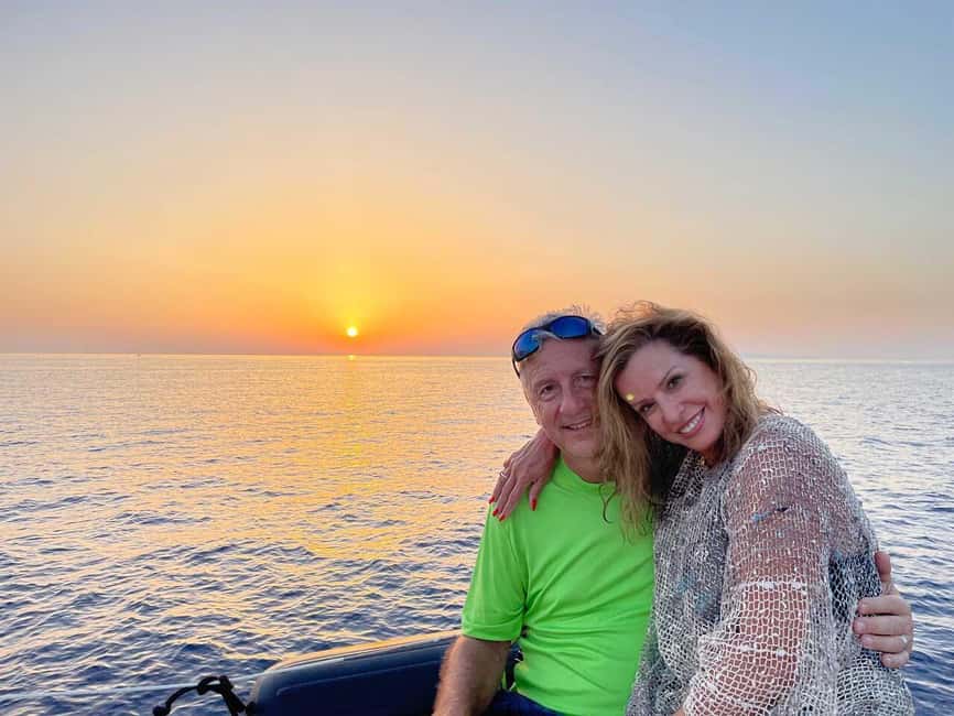 imagem n.12 de Santorini: Cruzeiro ao pôr do sol com jantar grego e transfer atividade em Cíclades, carregada pelo fornecedor