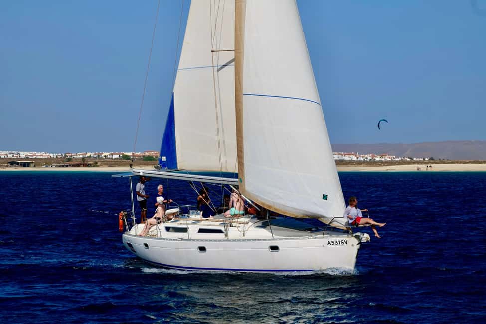 imagem n.6 de Meio dia de aventura num iate à vela na Ilha do Sal - 3 horas atividade em Santa Maria, Cabo Verde, carregada pelo fornecedor