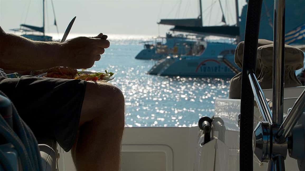 imagem n.3 de Santorini: Cruzeiro ao pôr do sol com jantar grego e transfer atividade em Cíclades, carregada pelo fornecedor