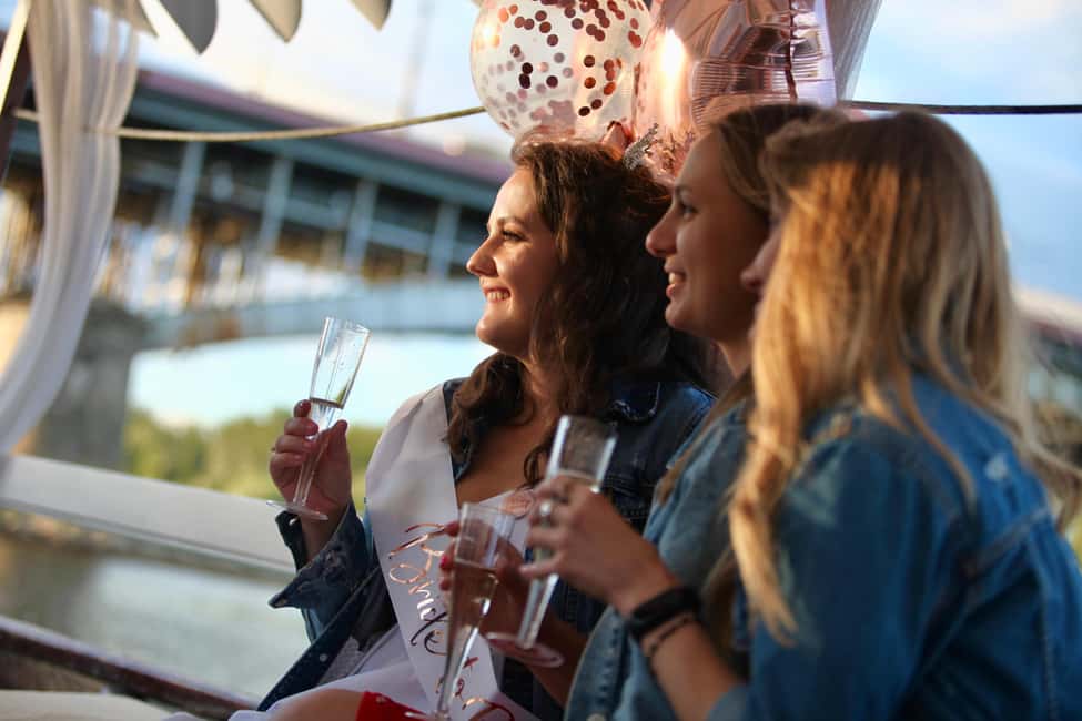 imagem n.3 de Varsóvia: Cruzeiro romântico com Prosecco – Aniversários e pedidos de casamento atividade em Varsóvia, carregada pelo fornecedor