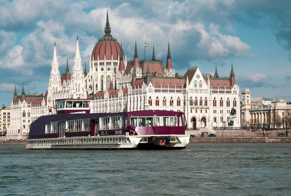 imagem n.8 de Budapeste: Cruzeiro turístico noturno ou diurno atividade em Budapeste, carregada pelo fornecedor