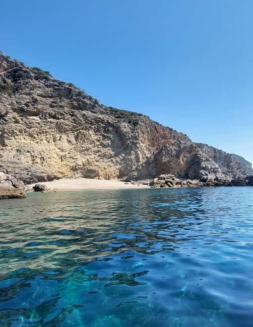 imagem n.42 de Sesimbra: Passeio de barco pelas baías e praias secretas com snorkeling atividade em Distrito de Lisboa, carregada pelo fornecedor
