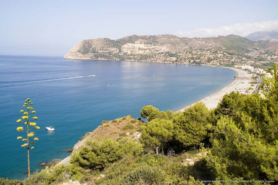 imagen n.º 2 de Excursión de un día a la Costa Tropical y las cuevas de Nerja desde Granada actividad en Andalucía, subida por el proveedor