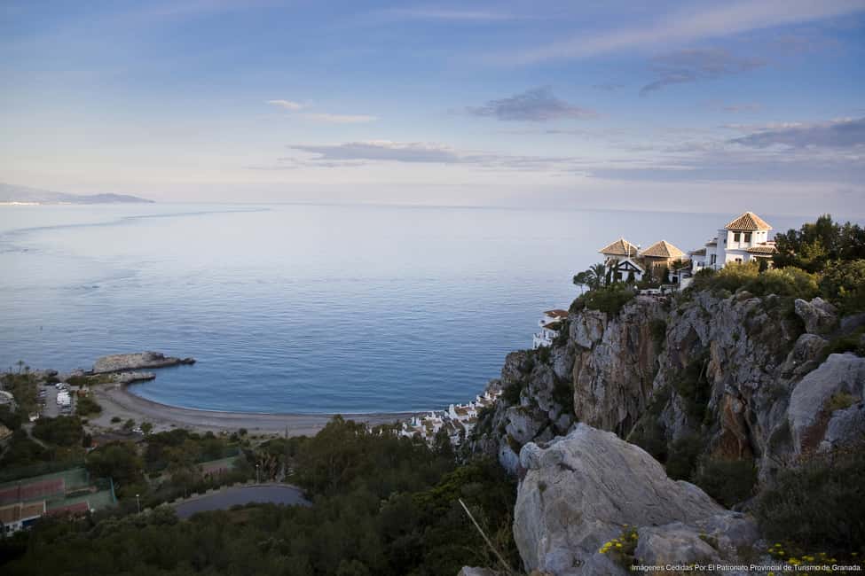 imagen n.º 5 de Excursión de un día a la Costa Tropical y las cuevas de Nerja desde Granada actividad en Andalucía, subida por el proveedor