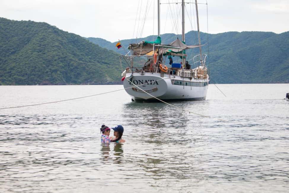 imagem n.4 de Santa Marta: Passeio de um dia em um veleiro ao Parque Tayrona atividade em Magdalena, carregada pelo fornecedor