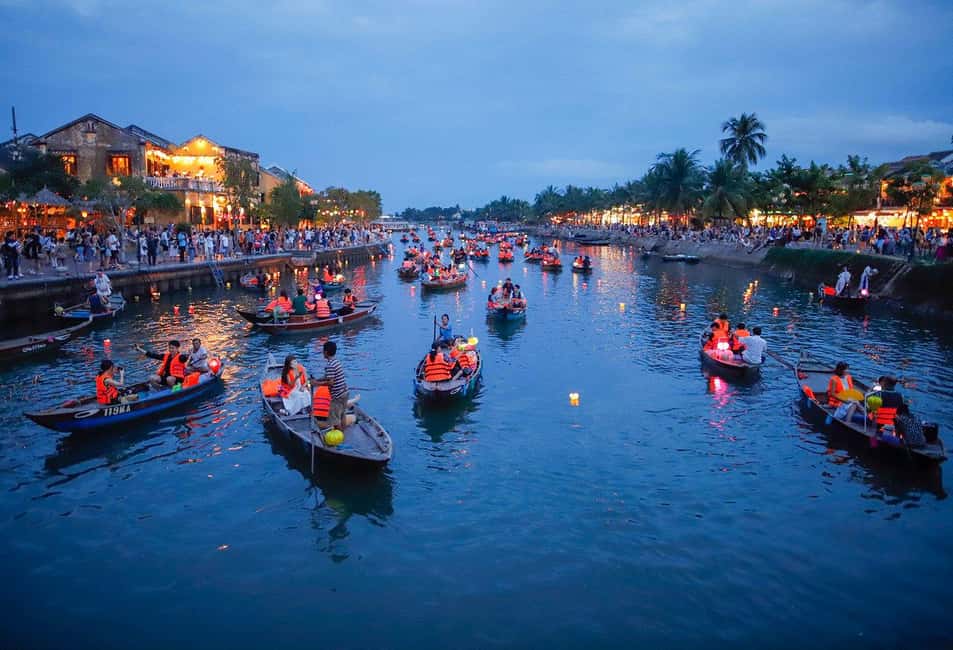 image n.2 of Hoi An : Hoai River Boat Trip by Night and Floating Lantern activity in Central Vietnam, uploaded by supplier