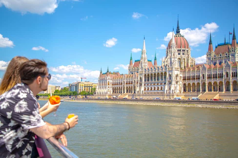imagem n.2 de Budapeste: Cruzeiro turístico noturno ou diurno atividade em Budapeste, carregada pelo fornecedor