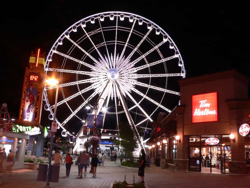 imagen n.º 6 de De Toronto a las cataratas del Niágara: Excursión nocturna con crucero y luces actividad en Niagara Falls, Nueva York, subida por el proveedor