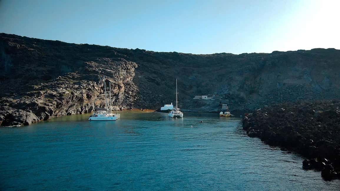 imagem n.29 de Santorini: Cruzeiro ao pôr do sol com jantar grego e transfer atividade em Cíclades, carregada pelo fornecedor