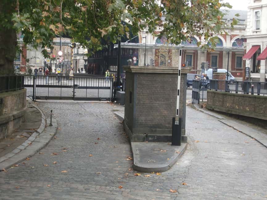 image n.2 of London: James Bond Filming Locations Bus Tour activity in London, uploaded by supplier