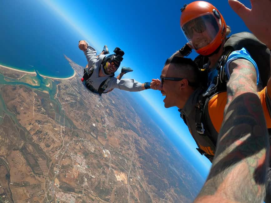 imagem n.10 de Skydive Algarve: Paraquedismo Tandem 10.000ft (até 15.000ft) atividade em Alvor, carregada pelo fornecedor
