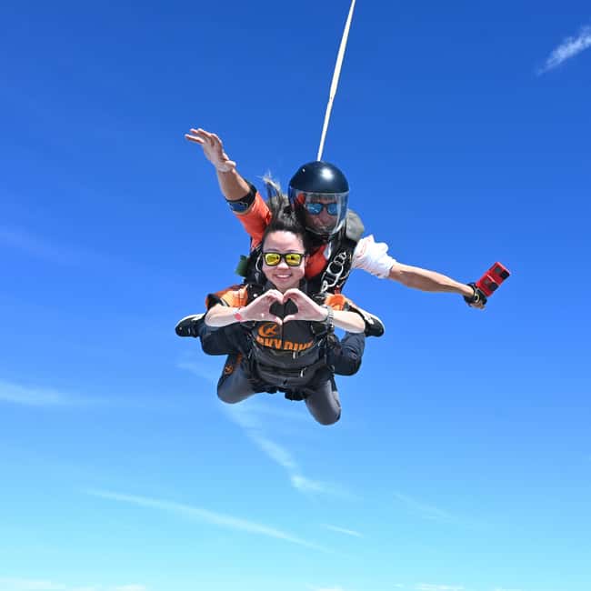 imagem n.8 de Skydive Algarve: Paraquedismo Tandem 10.000ft (até 15.000ft) atividade em Alvor, carregada pelo fornecedor