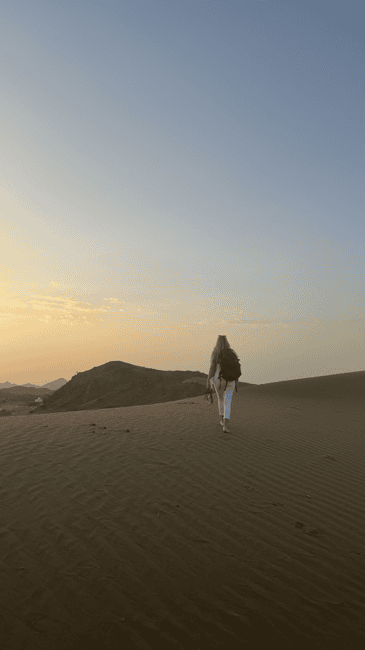Immagine nº 3 di Tramonto nel deserto con pick up attività a Mascate, caricata dal fornitore
