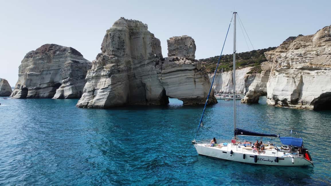 imagen n.º 2 de Desde Milos: Crucero guiado de un día a Kleftiko con almuerzo actividad en Cícladas, subida por el proveedor