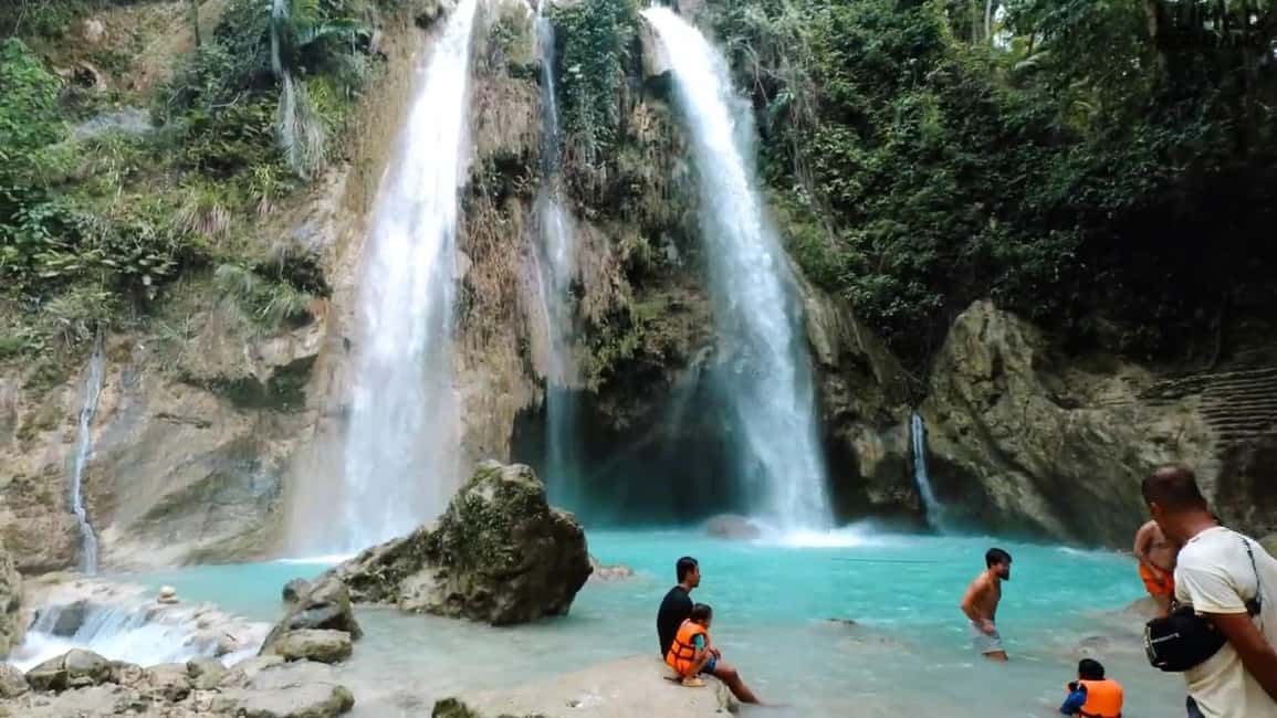 imagem n.3 de Oslob: Nadar com tubarões-baleia, Cataratas de Inambakan e excursão a Moalboal atividade em Oslob, carregada pelo fornecedor