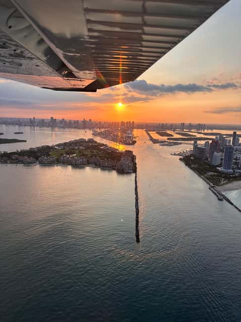 imagen n.º 2 de Miami Beach: Vuelo romántico privado al atardecer con champán actividad en Miami, subida por el proveedor