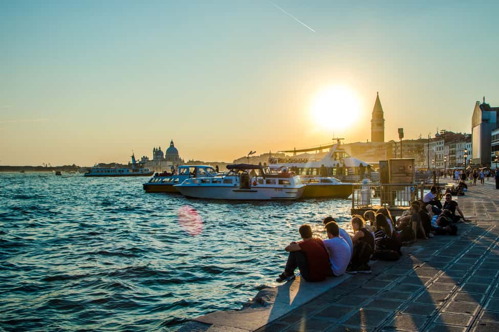 Immagine nº 2 di Venezia: Crociera al tramonto con una tipica barca veneziana attività a Venezia, caricata dal fornitore