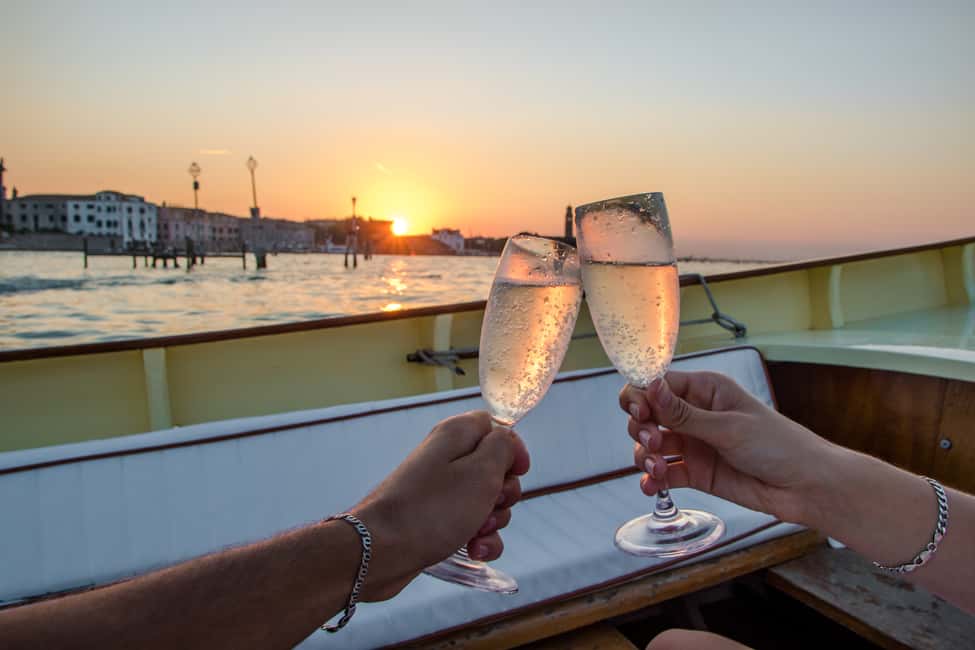 Immagine nº 8 di Venezia: Crociera al tramonto con una tipica barca veneziana attività a Venezia, caricata dal fornitore