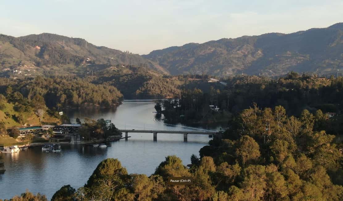 imagem n.11 de Medellín: Tour particular em Guatapé com helicóptero e passeio de barco atividade em Guatapé, carregada pelo fornecedor