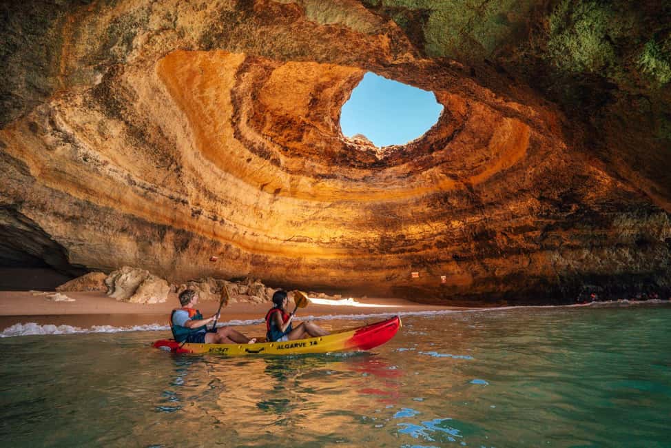 Image N°2 de Benagil : Visite guidée en kayak de la grotte de Benagil activité à Benagil, publiée par le prestataire