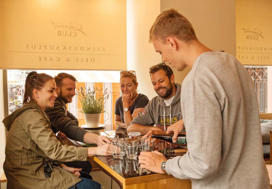 Immagine nº 2 di Tallinn: tour a piedi tra cibo e storia attività a Tallinn, caricata dal fornitore