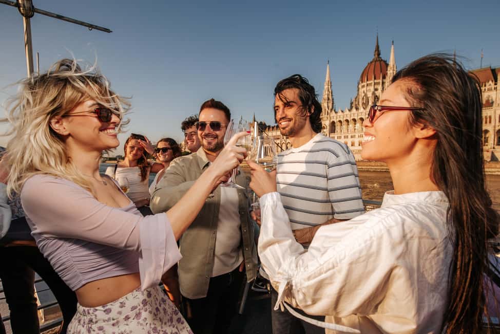 Immagine nº 3 di Budapest: crociera Lotus con bevande premium illimitate attività a Budapest, caricata dal fornitore